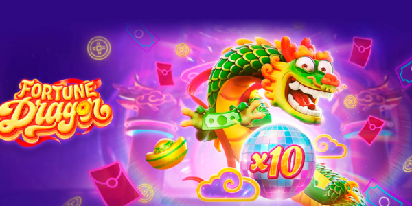 Banner promocional do jogo de slot Fortune Dragon. A ilustração destaca um vibrante dragão chinês animado, em tons de verde e amarelo, enrolado em um globo de discoteca brilhante com um multiplicador de "x10". O cenário de fundo é roxo e festivo, com envelopes vermelhos, moedas e notas de dinheiro flutuando ao redor do logotipo do jogo. Imagem focada na matéria de análise técnica e review para cassino online.