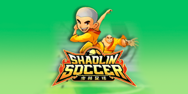 Banner promocional do jogo de slot Shaolin Soccer. A ilustração apresenta o logotipo vibrante do jogo com temática de futebol em chamas, posicionado abaixo de dois jovens monges Shaolin animados em posições dinâmicas de artes marciais. O cenário de fundo apresenta um tom de verde degradê que remete a um campo de futebol, focado na análise técnica e review para cassino online.