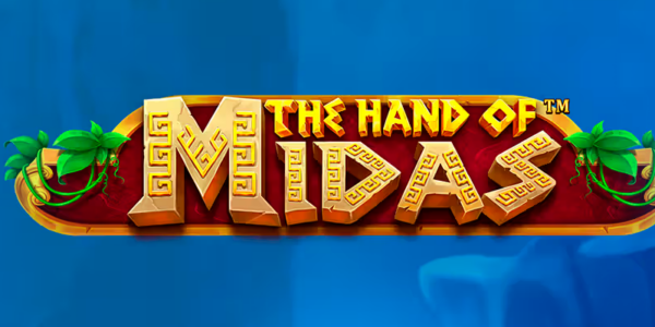 Banner promocional do jogo de slot The Hand of Midas. A imagem destaca o logotipo central do jogo em letras tridimensionais douradas com texturas de pedra e padrões gregos clássicos, posicionado sobre uma base vermelha adornada com trepadeiras de folhas verdes. O cenário de fundo apresenta um tom de azul sólido com texturas sutis que remetem à mitologia grega, focado na matéria de análise técnica e review para cassino online.