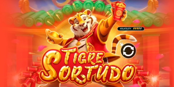 Banner promocional do jogo de slot Tigre Sortudo. A ilustração destaca um tigre carismático e sorridente vestindo trajes tradicionais chineses, segurando um lingote de ouro em uma mão e envelopes vermelhos na outra. O logotipo do jogo está centralizado na parte inferior, com um fundo vermelho festivo que exibe fogos de artifício e elementos da arquitetura asiática. Imagem focada na matéria de análise técnica e review para cassino online.