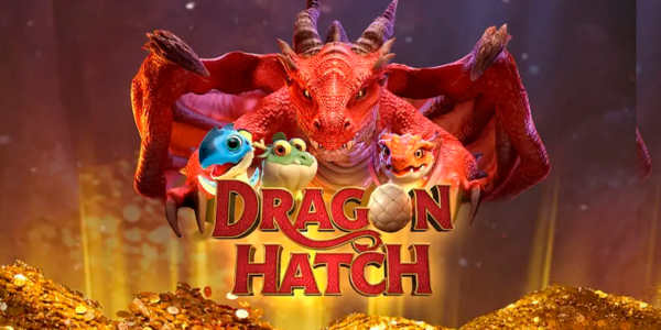 Banner promocional do jogo de slot Dragon Hatch. A ilustração destaca um imponente dragão vermelho de asas abertas protegendo três pequenos dragões filhotes (azul, verde e vermelho). O logotipo do jogo está centralizado logo acima de uma enorme montanha de moedas de ouro reluzentes, com um cenário de caverna ao fundo. Focado na análise técnica e review para cassino online.