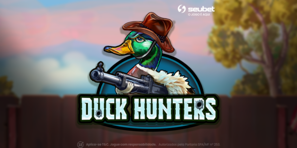 Banner promocional para análise do jogo de cassino online Duck Hunters na plataforma Seubet. No centro, destaca-se a ilustração de um pato-real com expressão séria, usando um chapéu de cowboy marrom e segurando uma espingarda. Abaixo do personagem, o título "DUCK HUNTERS" aparece em letras brancas estilizadas com detalhes de furos de bala. O cenário de fundo retrata um quintal residencial com cerca de madeira e árvores sob um céu de entardecer em tons de rosa e azul. No topo central, encontra-se o logotipo da Seubet. Arte focada em reviews de jogos de tiro e apostas instantâneas.