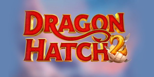 Banner promocional do jogo de slot Dragon Hatch 2. A ilustração destaca o logotipo vibrante do jogo, com letras vermelhas de textura escamosa e contornos em ouro. O número "2" em dourado brilhante aparece nascendo de dentro de uma casca de ovo rachada à direita. O fundo apresenta um degradê suave e levemente desfocado em tons de azul claro. Imagem focada na matéria de análise técnica e review para cassino online.