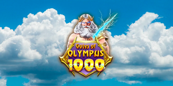 Banner promocional do jogo de slot Gates of Olympus 1000. A ilustração destaca o deus grego Zeus com olhos azuis brilhantes, empunhando um raio de energia azul, posicionado logo acima do escudo com o logotipo do jogo em letras douradas. O cenário de fundo exibe um céu azul vibrante repleto de grandes nuvens brancas. Imagem focada na matéria de análise técnica e review para cassino online.