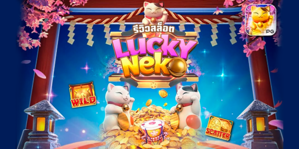 Banner promocional do jogo de slot Lucky Neko da PG Soft. A ilustração destaca dois gatos da sorte japoneses (Maneki-neko) sentados sobre uma grande pilha de moedas de ouro, ladeados pelos símbolos de Wild e Scatter do jogo. Ao fundo, um portal Torii tradicional e flores de cerejeira compõem o cenário oriental, focado na análise técnica e review do cassino online.