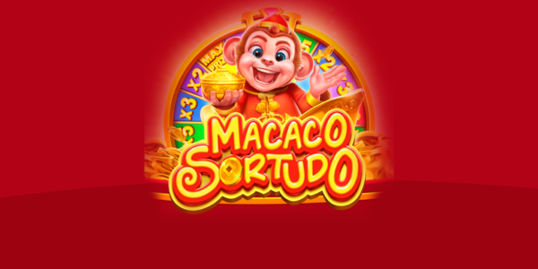 Banner promocional do jogo de slot Macaco Sortudo. A ilustração destaca um simpático macaco animado e sorridente vestindo trajes tradicionais chineses, segurando uma tigela de ouro com uma mão e acenando com a outra. Logo atrás dele, há uma roleta de prêmios colorida exibindo multiplicadores. O logotipo vibrante do jogo está centralizado na parte inferior sobre um fundo vermelho escuro uniforme e elegante. Imagem focada na matéria de análise técnica e review para cassino online.
