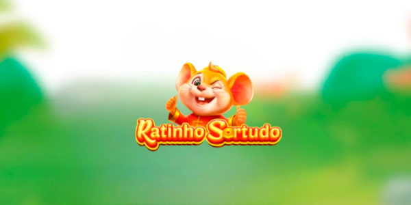 Banner promocional do jogo de slot Ratinho Sortudo. A ilustração em 3D destaca um simpático ratinho animado piscando um olho e fazendo sinal de positivo com os polegares, vestindo um traje tradicional chinês vermelho com detalhes dourados. O logotipo vibrante em amarelo e vermelho traz uma moeda chinesa da sorte no lugar da última letra "O" da palavra "Sortudo". O cenário de fundo apresenta uma paisagem verde natural e suavemente desfocada. Imagem focada na matéria de análise técnica e review para cassino online.