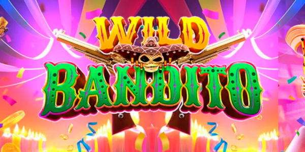 Banner promocional do jogo de slot Wild Bandito. A ilustração com a temática do Dia dos Mortos destaca o logotipo do jogo com letras verdes e amarelas em estilo faroeste, adornado por uma caveira de sombrero e dois revólveres cruzados. Nas extremidades, há esqueletos mariachis animados vestindo trajes brancos: o da esquerda toca um violão e o da direita segura uma pistola dourada e o seu chapéu. O cenário festivo ao fundo traz tons vibrantes de rosa e laranja, decorado com confetes caindo, fitas coloridas e velas acesas na base. Arte focada na matéria de análise técnica e review para cassino online.
