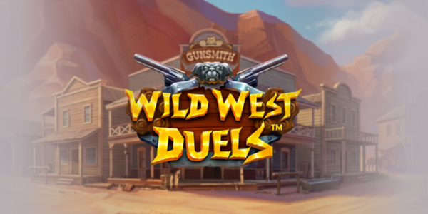 Banner promocional do jogo de slot Wild West Duels. A ilustração destaca o logotipo do jogo com letras amarelas brilhantes em estilo faroeste sobre uma placa de madeira, adornada com dois revólveres cruzados e uma cabeça de buldogue prateada. O cenário de fundo apresenta uma clássica cidade poeirenta do Velho Oeste americano, com construções rústicas de madeira, incluindo um armeiro ("Gunsmith"), e grandes cânions rochosos. As bordas da imagem possuem um efeito de desfoque suave. Arte focada na matéria de análise técnica e review para cassino online.