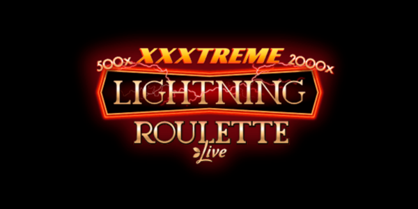 Banner promocional do jogo de cassino ao vivo XXXtreme Lightning Roulette. A imagem exibe o elegante logotipo luminoso do jogo sobre um fundo escuro. Em destaque, a palavra "XXXTREME" em tons de amarelo e laranja com os multiplicadores "500x" e "2000x" nas extremidades. Abaixo, a palavra "LIGHTNING" aparece dentro de um letreiro com bordas brilhantes e raios vermelhos ao fundo, seguida por "ROULETTE Live" em letras douradas clássicas. Imagem focada na matéria de análise técnica e review para cassino online.
