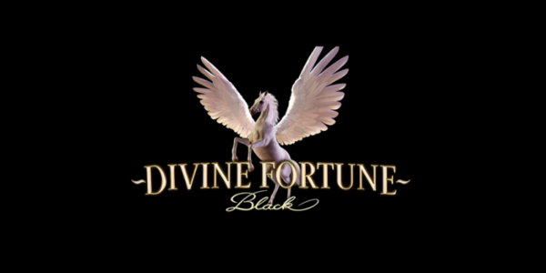 Banner promocional do jogo de slot Divine Fortune Black. A ilustração de alto contraste destaca a majestosa figura mitológica de um Pégaso (um cavalo branco com asas abertas) empinando no centro. Logo abaixo, o elegante logotipo do jogo exibe "Divine Fortune" em letras clássicas douradas e a palavra "Black" em uma fonte cursiva refinada, também dourada. O cenário de fundo é totalmente escuro e sólido. Imagem focada na matéria de análise técnica e review para cassino online.
