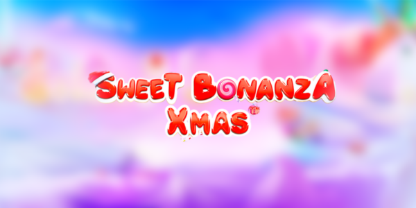 Banner promocional do jogo de slot Sweet Bonanza Xmas. A ilustração destaca o logotipo do jogo em letras vermelhas vibrantes e brilhantes que lembram doces, com um clássico gorro de Papai Noel sobre a primeira letra "S" e um pirulito rosa no lugar do "O". O cenário de fundo apresenta uma paisagem de inverno mágica feita de guloseimas, com montanhas de neve que parecem glacê branco, nuvens de algodão doce rosa, doces espalhados e um boneco de neve sorridente à direita. Imagem focada na matéria de análise técnica e review para cassino online.