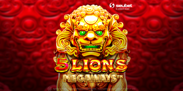 Banner promocional do jogo de cassino online 5 Lions Megaways na plataforma Seubet. A arte destaca no centro a imponente figura dourada de um leão guardião chinês (Cão de Fu) com olhos verdes brilhantes. Logo abaixo, o título do jogo em letras texturizadas em dourado e vermelho. O fundo apresenta um elegante tom de vermelho escuro com padrões de nuvens tradicionais da cultura asiática. No canto superior direito, encontra-se o logotipo da Seubet. Arte focada em jogos de caça-níqueis (slots) com temática oriental.