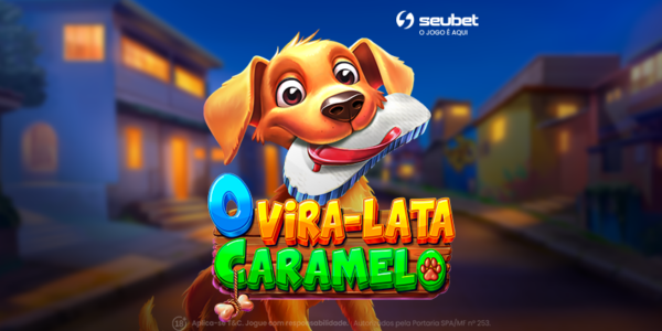 Banner promocional do jogo de cassino online O Vira-Lata Caramelo na plataforma Seubet. No centro da arte, destaca-se a simpática figura em 3D de um cachorro vira-lata caramelo segurando um clássico chinelo branco de tiras azuis na boca. Logo abaixo, o título do jogo aparece em letras vibrantes e estilizadas (azul, textura de madeira e verde), com pequenos detalhes de osso e patinha de cachorro. O cenário de fundo mostra uma típica rua de bairro brasileiro ao entardecer, com casas simples levemente desfocadas. No canto superior direito, encontra-se o logotipo da Seubet. Arte focada em jogos de caça-níqueis (slots) com temática cultural brasileira.