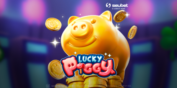 Banner promocional do jogo de cassino online Lucky Piggy na plataforma Seubet. No centro da arte, destaca-se um sorridente cofrinho em formato de porco dourado e brilhante, apoiado sobre uma pilha de moedas de ouro, com outras moedas flutuando ao seu redor junto a pequenos brilhos. Logo abaixo, o título "Lucky Piggy" chama a atenção em letras divertidas e arredondadas nas cores azul e rosa. O cenário de fundo, em tons escuros de azul e roxo, exibe elementos da sorte levemente desfocados, como um maço de notas de dinheiro à esquerda e um trevo de quatro folhas verde à direita. No topo, encontra-se o logotipo da Seubet. Arte focada em jogos de caça-níqueis (slots) com temática de prosperidade e sorte.