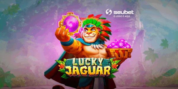 Banner promocional para análise do jogo de cassino online Lucky Jaguar na plataforma Seubet. No centro, destaca-se a ilustração de uma onça-pintada (jaguar) antropomórfica com trajes guerreiros e um cocar de penas coloridas, segurando um orbe roxo brilhante e uma cesta repleta de pedras preciosas. Logo abaixo, o título "LUCKY JAGUAR" aparece em letras de pedra adornadas com flores tropicais. O cenário de fundo exibe uma selva densa e enevoada com templos antigos e folhas verdes flutuando. No topo central, encontra-se o logotipo da Seubet. Arte focada em reviews de caça-níqueis (slots) com temática de civilizações antigas e selva.