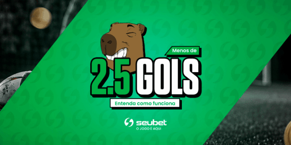 Banner educacional sobre o mercado de apostas esportivas no SeuBet. No centro, sobre uma faixa diagonal verde, destaca-se a ilustração da mascote de uma capivara sorridente acima do grande título "Menos de 2.5 GOLS", seguido pelo botão "Entenda como funciona". Na parte inferior da faixa verde, encontra-se o logotipo do SeuBet. O cenário de fundo em preto e branco mostra a visão no nível do gramado de um campo de futebol, com a chuteira de um jogador e algumas bolas douradas desfocadas. Arte focada em tutoriais de apostas em futebol.