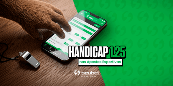 Banner educacional sobre apostas esportivas para o SeuBet. Ao centro, a mascote capivara com camisa verde sorri posicionada no gramado de um campo de futebol, próxima a uma bandeira de escanteio. Em destaque, o grande título "Handicap 1.25" está posicionado acima do botão "Nas Apostas Esportivas". O cenário de fundo exibe um amplo estádio iluminado à noite, com moedas douradas flutuantes desfocadas em primeiro plano. No topo central, encontra-se o logotipo do SeuBet. Arte focada em tutoriais do mercado de handicap asiático.