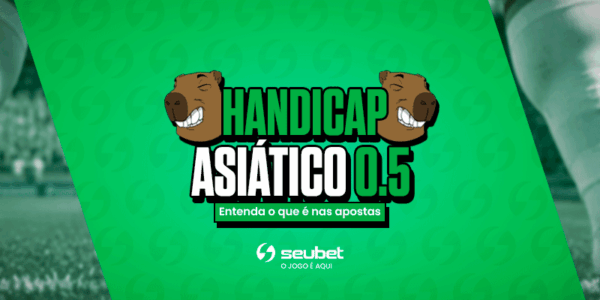 Banner educacional sobre apostas esportivas no SeuBet. No centro, destaca-se o grande título "Handicap ASIÁTICO +0.5", acompanhado do botão "Entenda como funciona". À direita, a mascote capivara de óculos escuros e camisa branca está sentada em uma poltrona de couro segurando um smartphone. Ao fundo, um escritório moderno com um computador exibindo cotações e uma camisa de futebol emoldurada. O lado esquerdo apresenta um fundo verde texturizado. Na base, encontra-se o logotipo do SeuBet. Arte focada em tutoriais do mercado de handicap asiático.