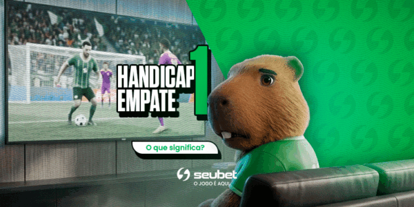 Banner educacional sobre apostas esportivas para o SeuBet. Ao centro, a mascote capivara vestindo uma jaqueta esportiva verde ergue um cartão vermelho com a mão direita. Em destaque, o grande título "Handicap Empate +1" está posicionado logo acima do botão "O que é?". O cenário de fundo apresenta uma divisão diagonal: à esquerda, um padrão verde texturizado; à direita, a visão escurecida de torcedores em uma arquibancada de estádio. Moedas douradas desfocadas flutuam pelo design. No topo central, encontra-se o logotipo do SeuBet. Arte focada em tutoriais e no mercado de handicap empate.
