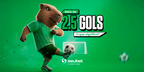 Banner educacional sobre apostas esportivas no SeuBet. No centro, a mascote capivara vestindo uniforme de futebol verde segura um smartphone exibindo a plataforma de apostas, mantendo um pé sobre a bola. À direita, destaca-se o título "Mais de 2.5 GOLS" seguido pelo botão "O que significa?". O fundo divide-se diagonalmente entre um campo de futebol em tons de cinza à esquerda e um padrão verde texturizado à direita. No topo, encontra-se o logotipo do SeuBet. Arte voltada para tutoriais do mercado de gols.