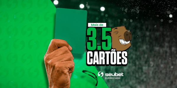 Banner educacional de apostas esportivas do o SeuBet sobre o mercado de cartões no futebol. No centro da arte, o título em destaque "Mais de 3.5 CARTÕES" posicionado ao lado do rosto da mascote capivara sorridente. A imagem traz uma mão erguendo um cartão verde, dividindo o design na diagonal: à esquerda, um fundo verde texturizado com a marca d'água da casa de apostas; à direita, a atmosfera escura de um estádio lotado ao fundo. Na base, encontra-se o logotipo oficial do o SeuBet.