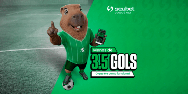 Banner educacional sobre apostas esportivas no o SeuBet. No centro, a mascote capivara vestindo uniforme de futebol verde segura um smartphone exibindo a plataforma de apostas, mantendo um pé sobre a bola. À direita, destaca-se o título "Menos de 3.5 GOLS" seguido pelo botão "O que é e como funciona?". O fundo divide-se diagonalmente entre um campo de futebol em tons de cinza à esquerda e um padrão verde texturizado à direita. No topo, encontra-se o logotipo do o SeuBet. Arte voltada para tutoriais do mercado de gols.