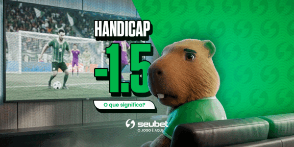 Banner educacional sobre apostas esportivas para o SeuBet. À esquerda, a mascote capivara vestindo uma jaqueta esportiva verde sorri olhando para o lado. Em destaque no centro-direita, o grande título "Handicap -1.5" está posicionado logo acima do botão "Como funciona?". O cenário de fundo apresenta uma divisão diagonal: à esquerda, um padrão verde texturizado; à direita, a visão escurecida de um árbitro exibindo um cartão em um estádio de futebol. Moedas douradas desfocadas flutuam pelo design. Na base central, encontra-se o logotipo do SeuBet. Arte focada em tutoriais e no mercado de handicap europeu.