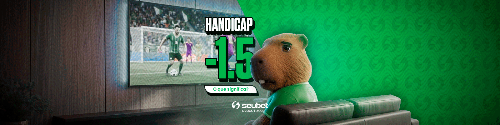 Banner educacional sobre apostas esportivas para o SeuBet. À esquerda, a mascote capivara vestindo uma jaqueta esportiva verde sorri olhando para o lado. Em destaque no centro-direita, o grande título "Handicap -1.5" está posicionado logo acima do botão "Como funciona?". O cenário de fundo apresenta uma divisão diagonal: à esquerda, um padrão verde texturizado; à direita, a visão escurecida de um árbitro exibindo um cartão em um estádio de futebol. Moedas douradas desfocadas flutuam pelo design. Na base central, encontra-se o logotipo do SeuBet. Arte focada em tutoriais e no mercado de handicap europeu.