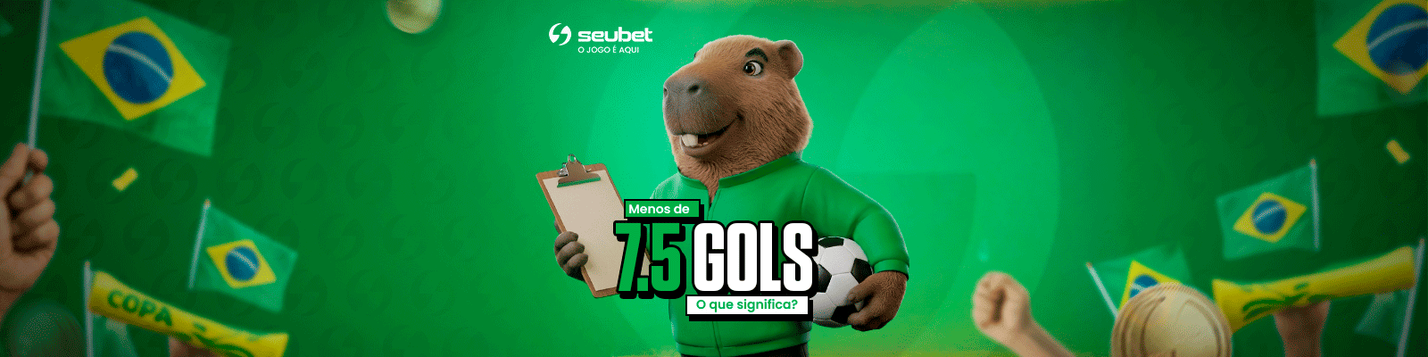 Banner educacional sobre apostas esportivas para o SeuBet. No centro, a mascote capivara vestindo jaqueta verde segura uma prancheta na mão direita e uma bola de futebol na esquerda. Em destaque, o título "Menos de 7.5 GOLS" está posicionado logo acima do botão "O que significa?". O cenário de fundo exibe um padrão verde com mãos de torcedores agitando bandeiras do Brasil. No topo central, encontra-se o logotipo do SeuBet. Arte focada em tutoriais e mercado de gols no futebol.