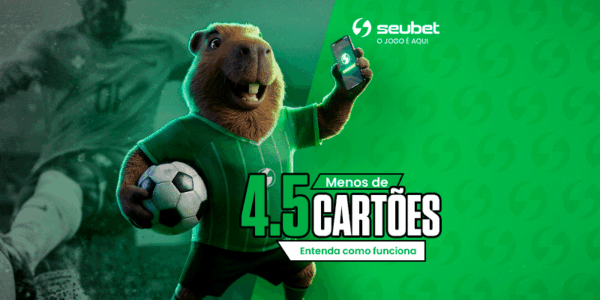 Banner educacional sobre apostas esportivas para o SeuBet. No centro, a mascote capivara vestindo uniforme de futebol verde segura uma bola sob o braço direito e exibe um smartphone com a mão esquerda. Ao centro, destaca-se o título "Menos de 4.5 CARTÕES", posicionado acima do botão "Entenda como funciona". O fundo divide-se diagonalmente: à esquerda, uma imagem escurecida de um jogador chutando uma bola em um estádio; à direita, um fundo verde texturizado. No topo central, encontra-se o logotipo do o SeuBet. Arte focada em tutoriais do mercado de cartões.