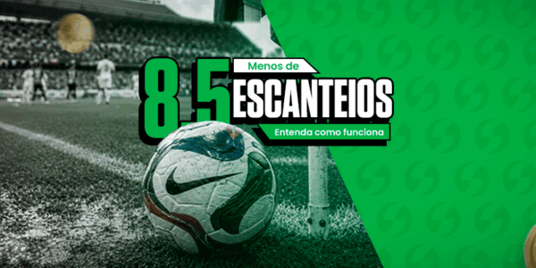 Banner educacional sobre apostas esportivas para o SeuBet. No centro, destaca-se o grande título "Menos de 8.5 ESCANTEIOS", acompanhado do botão "Entenda como funciona". A composição visual divide-se diagonalmente: à esquerda, uma fotografia em preto e branco de uma bola na marca de escanteio em um estádio lotado; à direita, um fundo verde com textura padrão. Moedas douradas desfocadas flutuam pelo cenário. Arte focada em tutoriais e mercado de escanteios no futebol.