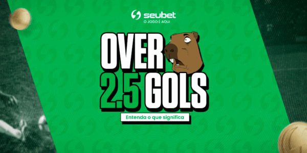 Banner educacional sobre apostas esportivas para o SeuBet. No centro, sobre uma faixa diagonal verde texturizada, destaca-se o grande título "OVER 2.5 GOLS", acompanhado pelo rosto da mascote capivara com expressão de surpresa e pelo botão "Entenda o que significa". O fundo divide-se com imagens escurecidas em tom esverdeado: à esquerda, um jogador de futebol vestindo a camisa 10 prestes a chutar; à direita, um goleiro posicionado em sua meta. Moedas douradas desfocadas flutuam por todo o cenário. No topo central, encontra-se o logotipo do o SeuBet. Arte focada em tutoriais e mercado de gols no futebol.